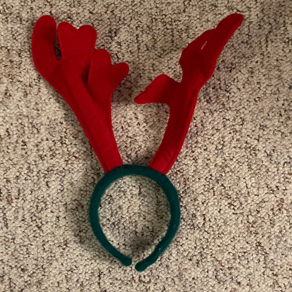 5 for $25 💸💸💸💸💸 
Red/ green reindeer antler headband.